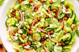 Salade van geroosterde kikkererwten, avocado en komkommer