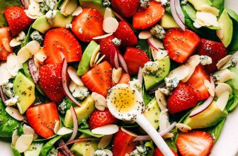 Aardbei Avocado Spinazie Salade Met Maanzaad Dressing