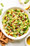Salade van geroosterde kikkererwten, avocado en komkommer